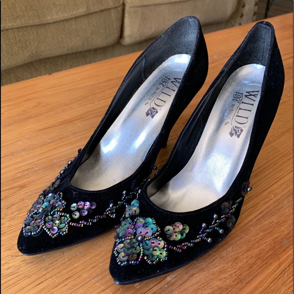 Beautiful beaded black pumps !